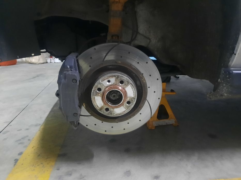 Travagem 312mm com bombas 4 pistons