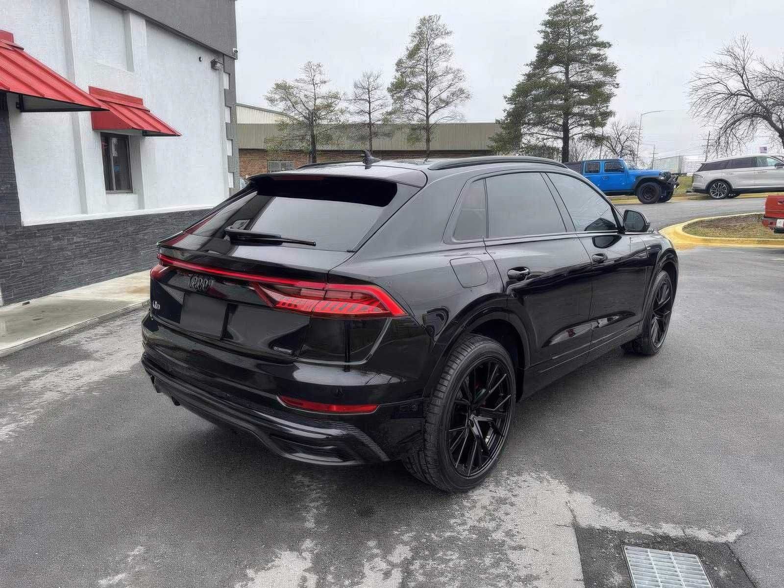 AUDI    Q8    2020