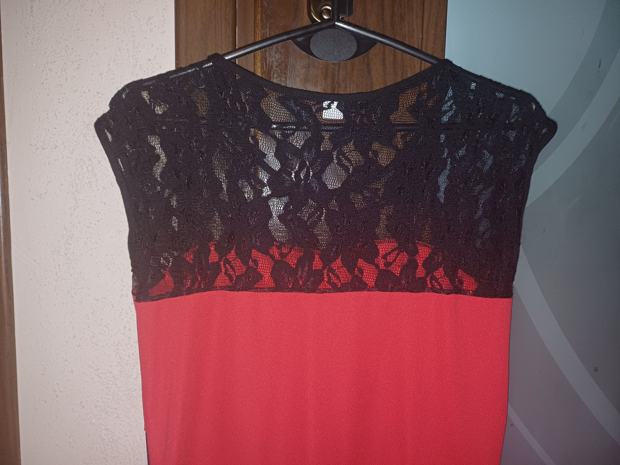 Sukienka bez rękawów z koronką 42 (XL)