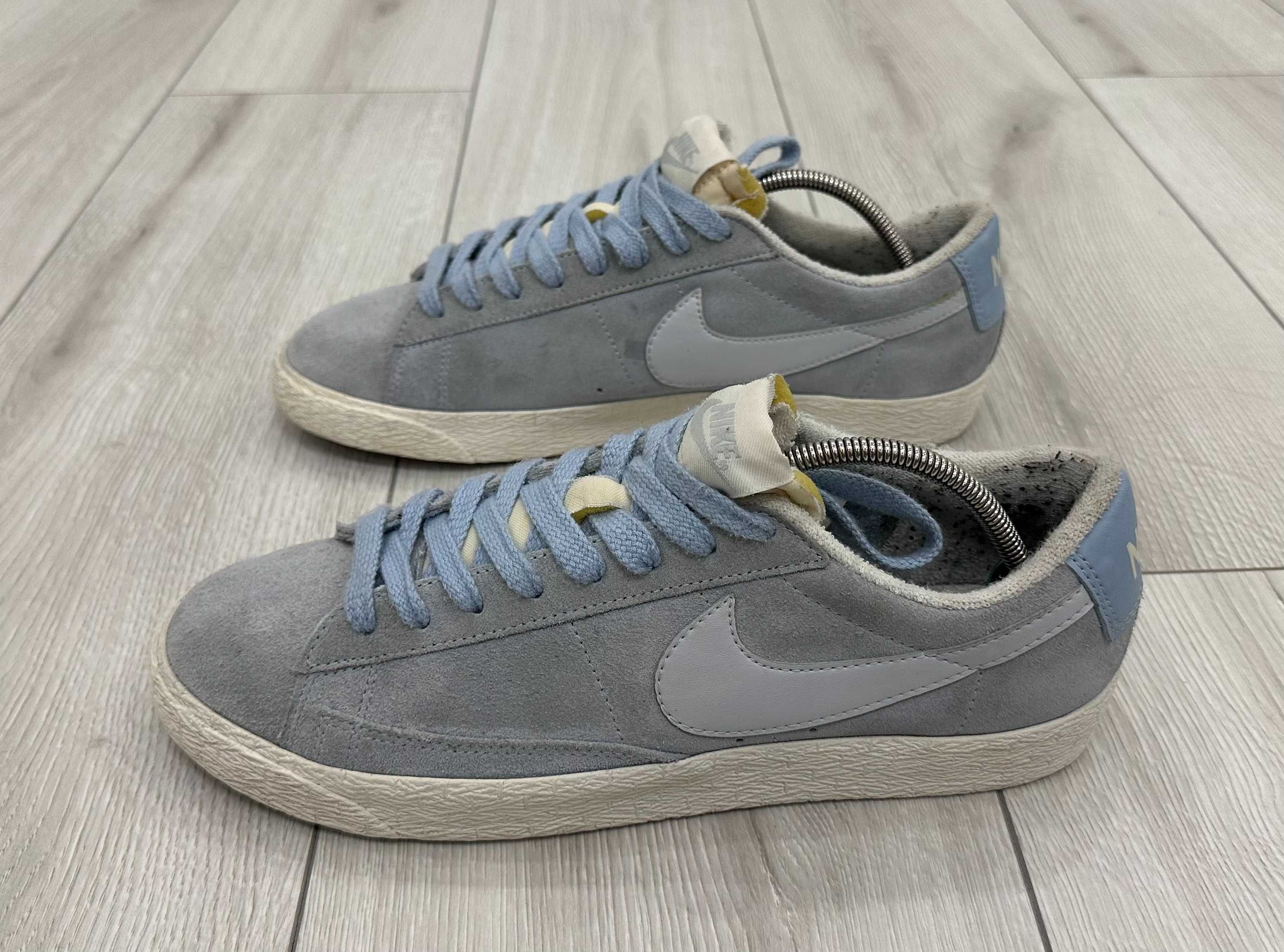 Женские кроссовки nike blazer low suede trainers light sky (27 см)