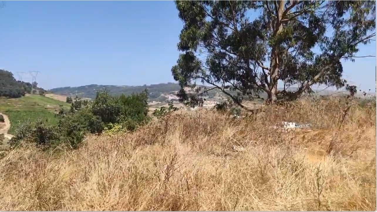 Terreno Urbano 642m2 com água, Luz e Comunicações à entrada.