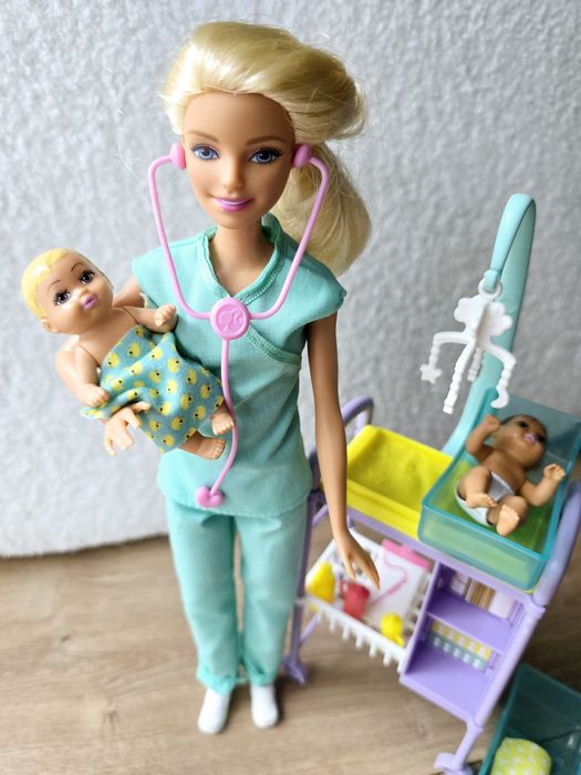 Barbie pediatra lekarka lekarz bobasy dzieci narodziny GKH23