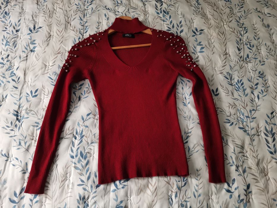 Camisola ONLY tam M, com apliques nos ombros e bom decote