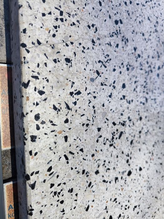 Parapet kamienny zbrojony z demontażu 238x35x4 cm