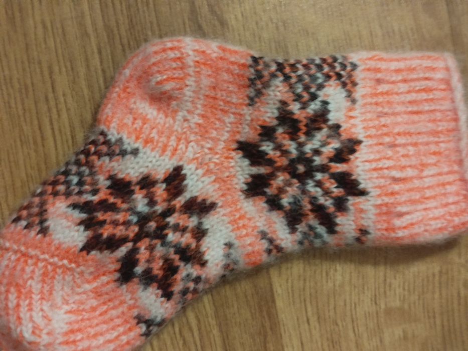 Nowe biało różowe skarpetki dziecięce wełniane robione na drutach