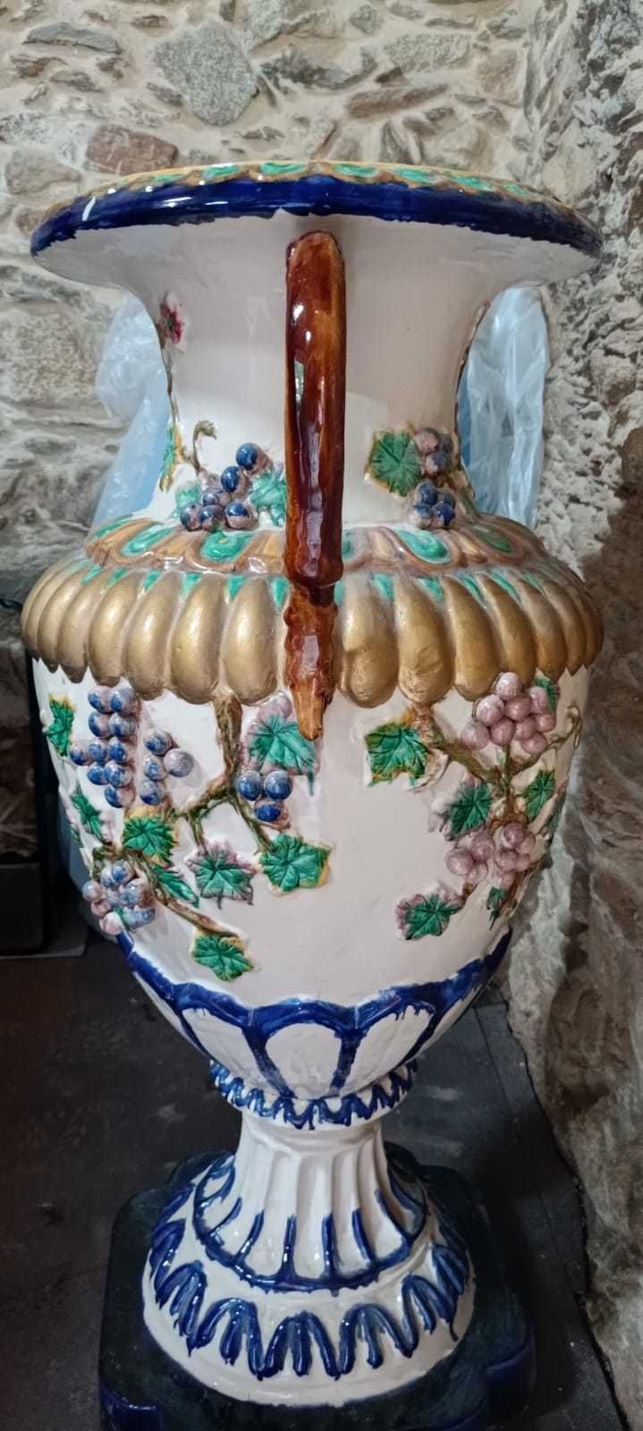 Jarro decorativo antigo em faiança – peça rara e de grande escala