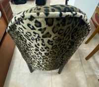 Cadeiras e bancos em veludo leopardo