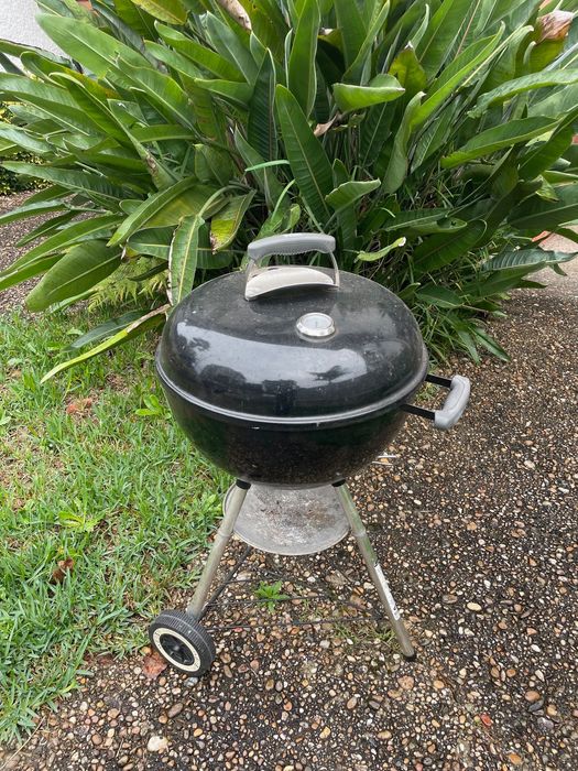 Grelhador de barbecue à venda da marca Weber
