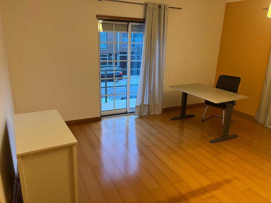 Quarto com 28m2 junto ao centro de Loures