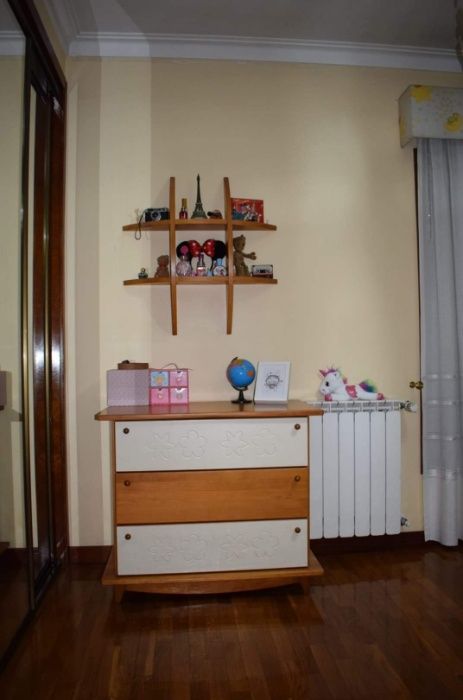 Quarto estúdio criança, 2 camas, cómoda, secretaria, estantes