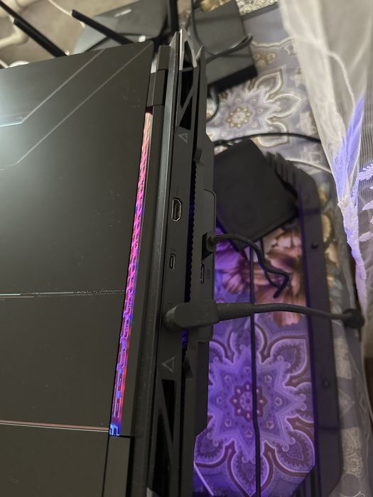 Продам игровой ноутбук,в подарок подставка охлаждающая