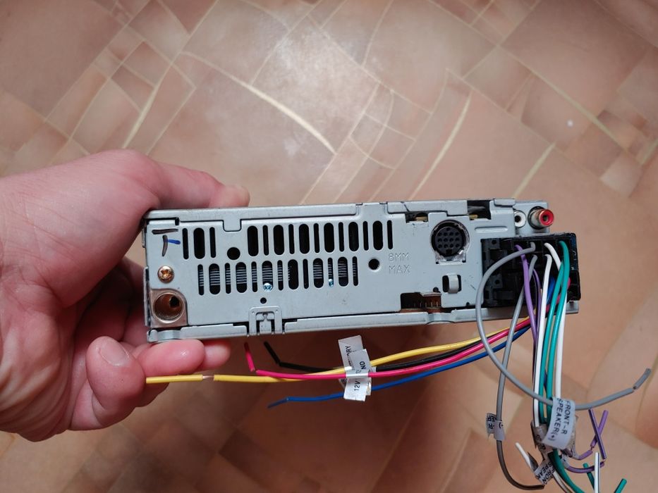 Продам автомагнитолу Clarion