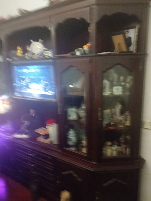 Móvel de madeira escura 200x250