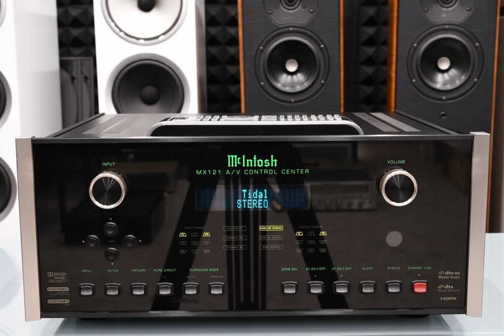 Procesor dźwięku do kina domowego Przedwzmacniacz Mcintosh MX121