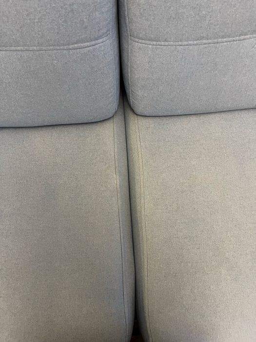 Niebieska rozkładana kanapa