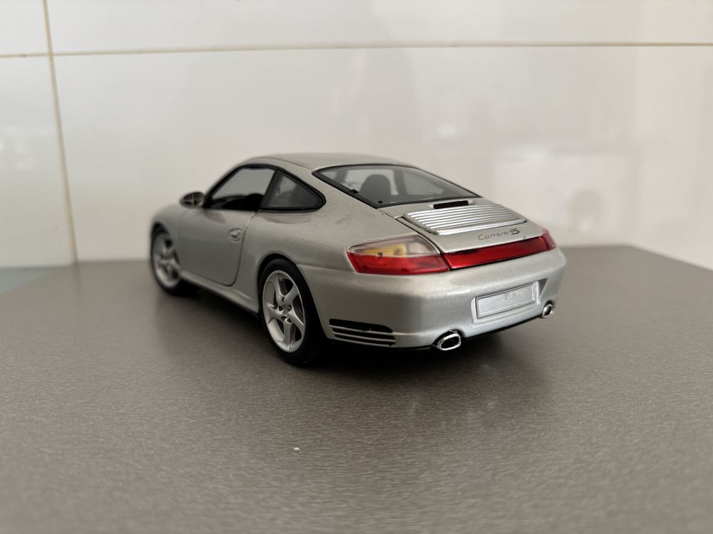 Porsche 911 Carrera 4S - Miniatura 1:18