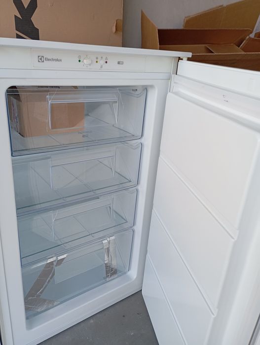 ELECTROLUX LUB3AE88S - zamrażarka do zabudowy uszkodzona agregat.