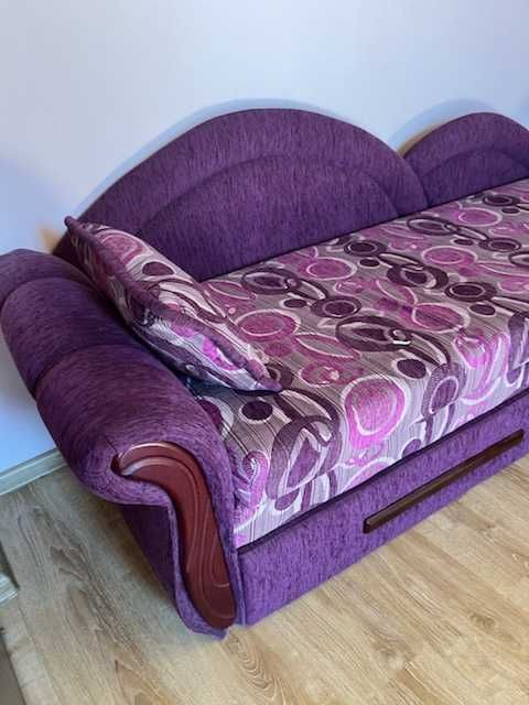 Fioletowa sofa jak nowa