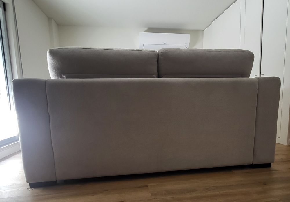 Sofá-cama semi-novo