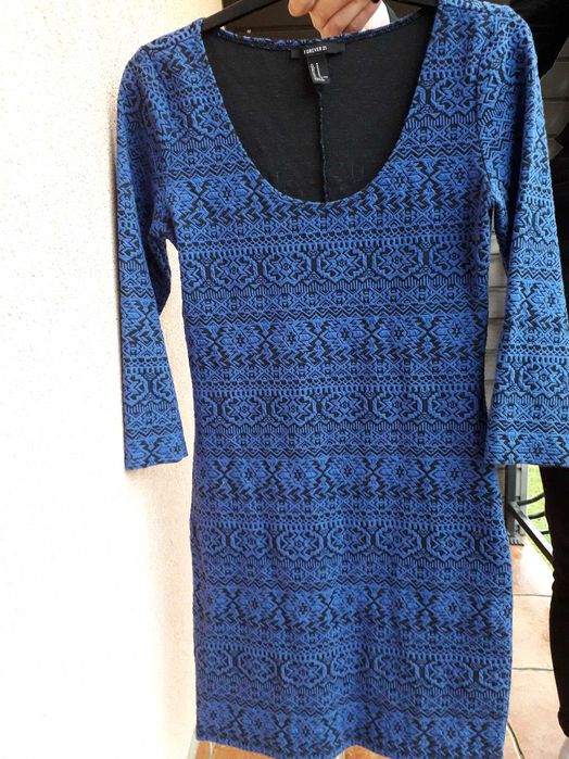 Granatowa sukienka z czarnymi wzorkami