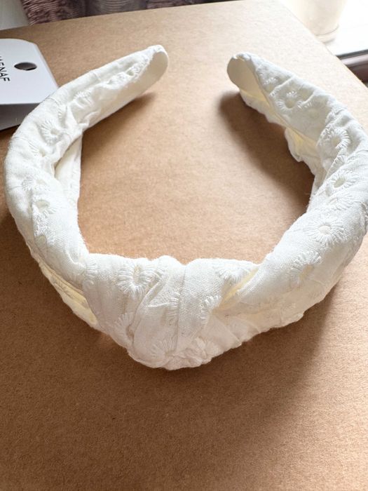 Opaska do włosów NAF NAF z bawełnianym haftem