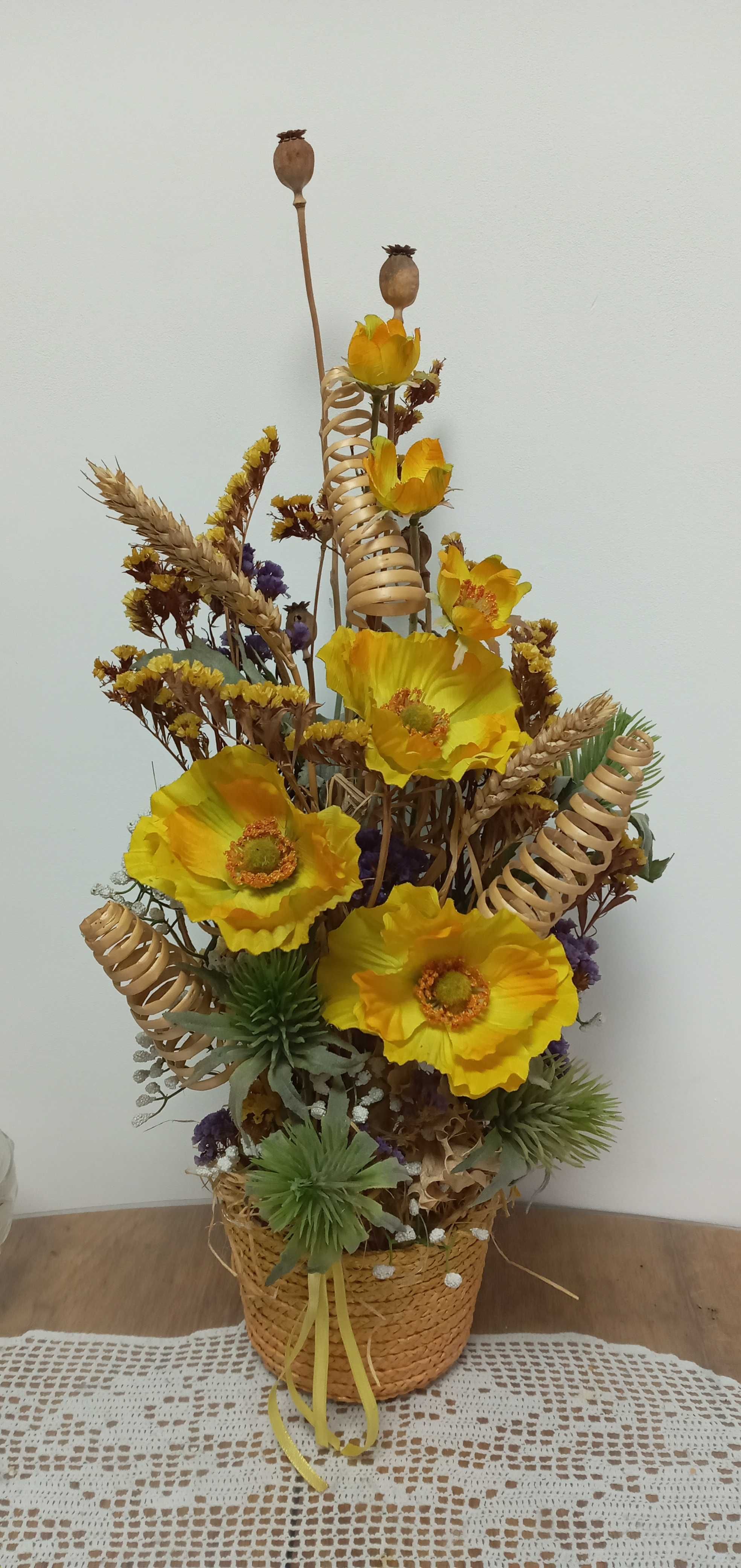 Декоративна композиція з натуральних і штучних квітів