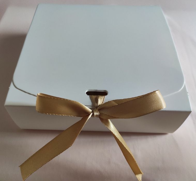 Caixa presente - prende chupetas e chocalho em Crochet