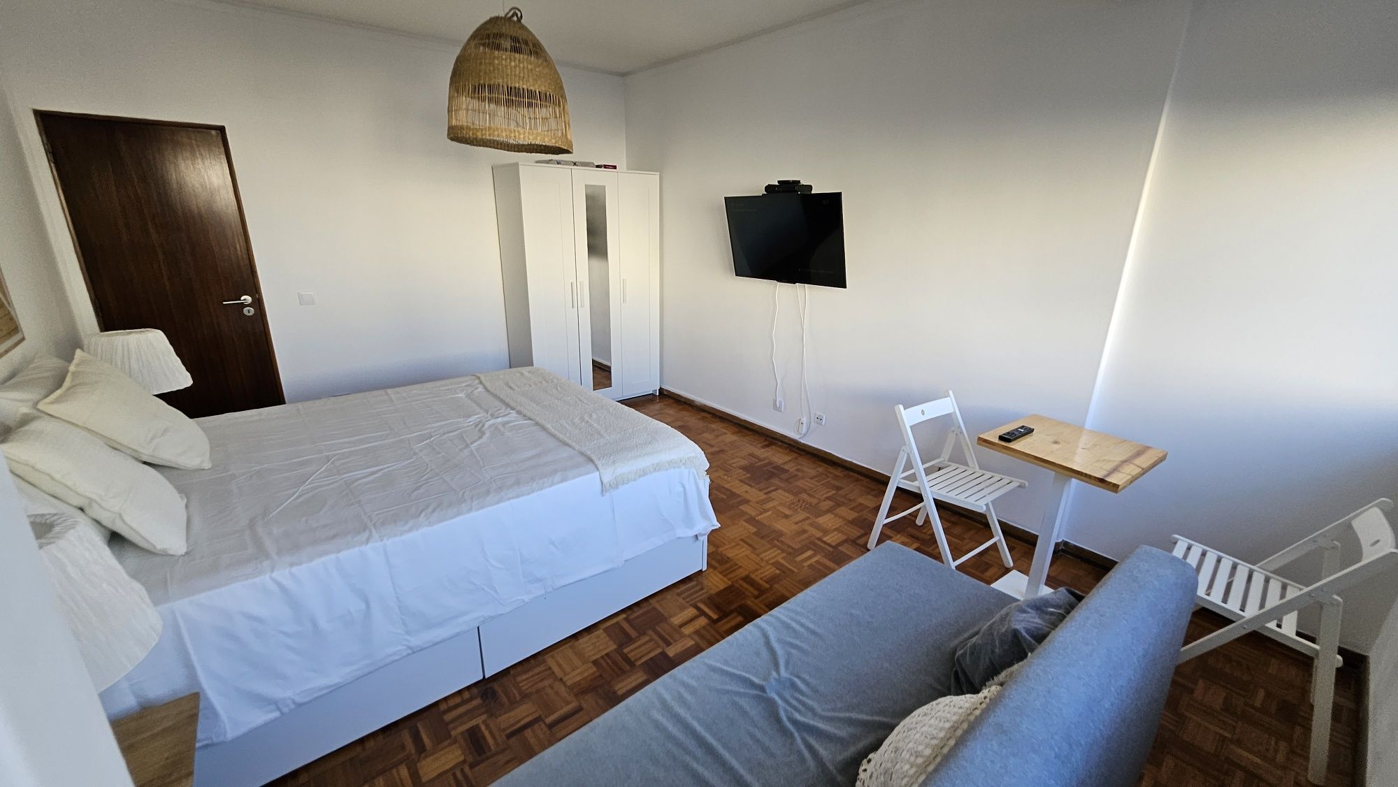 Quarto de casal  em Linda a Velha