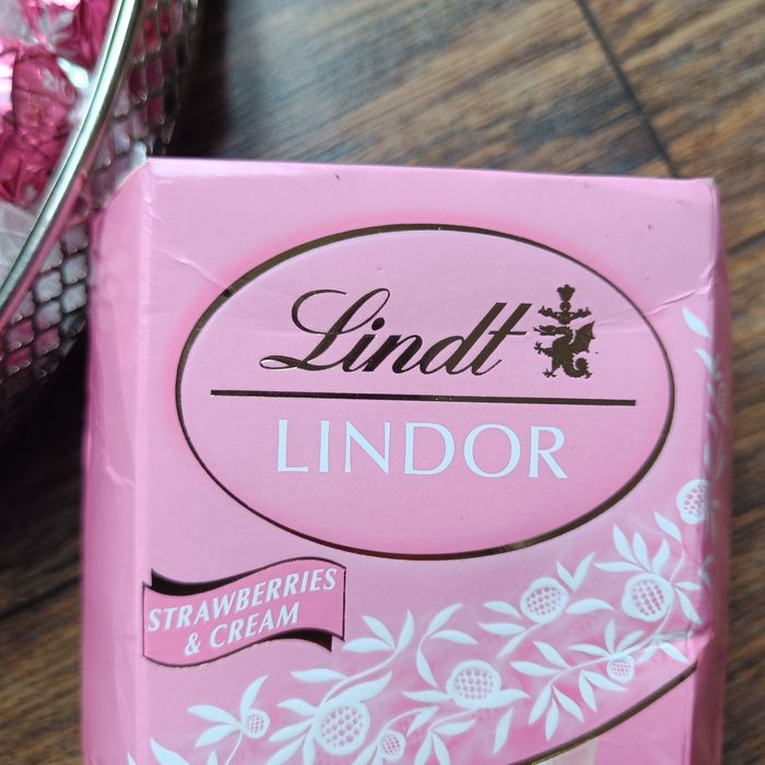 Super cena! Pralinki Lindor 1 kg Truskawka-Biała Czekolada