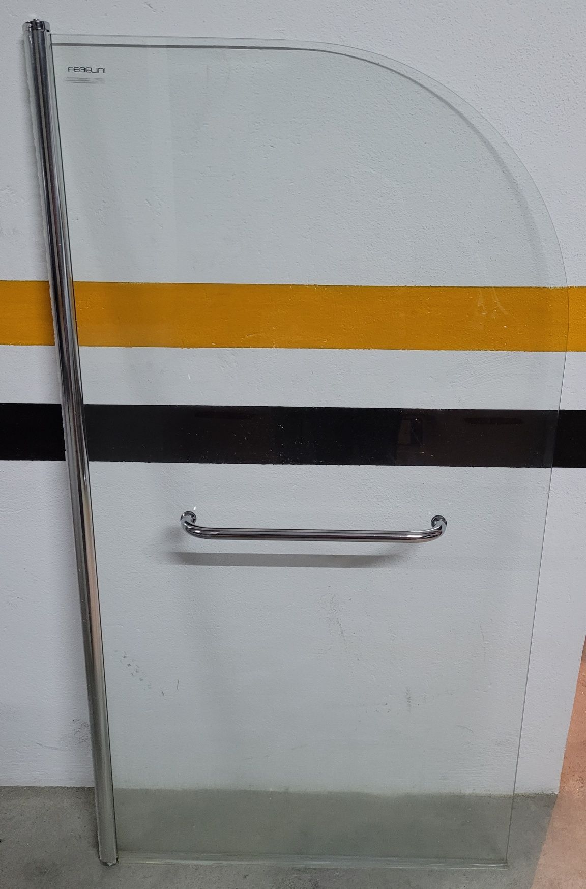 Painel de banheira com toalheiro