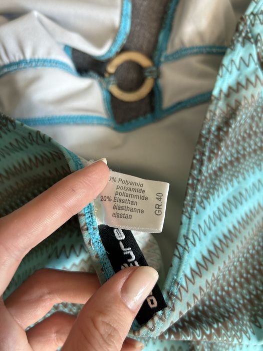 Суцільний жіночий купальник. купальник