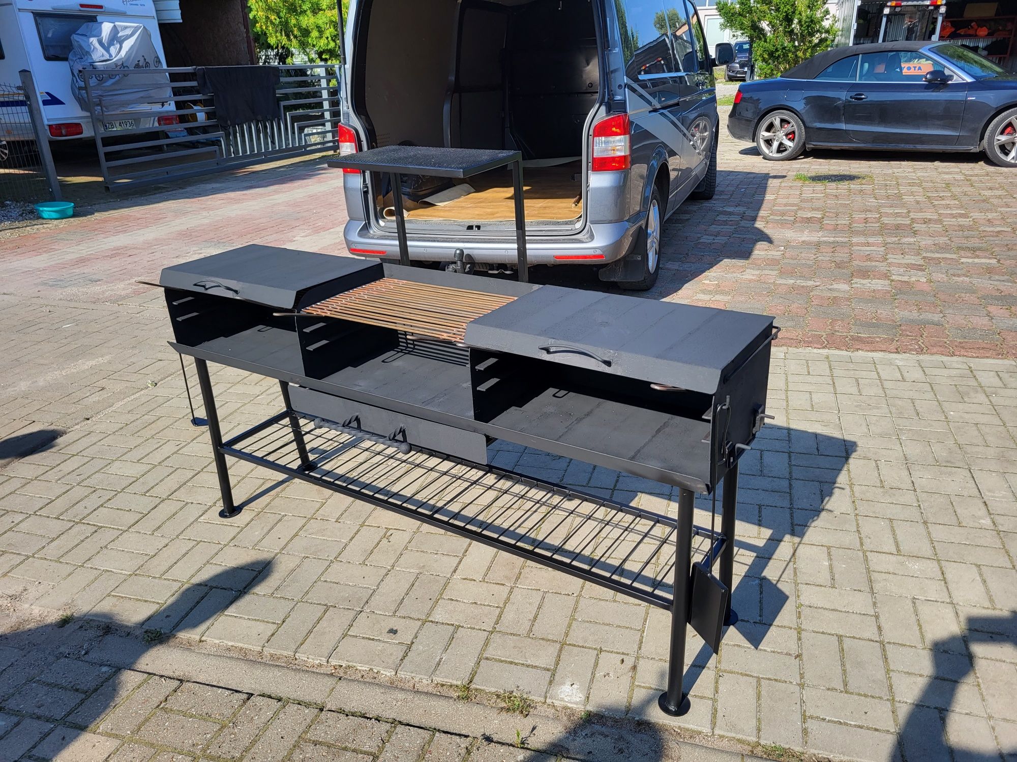 Duży biesiadny cateringowy grill