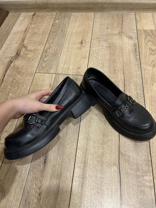 Шкіряні лофери.