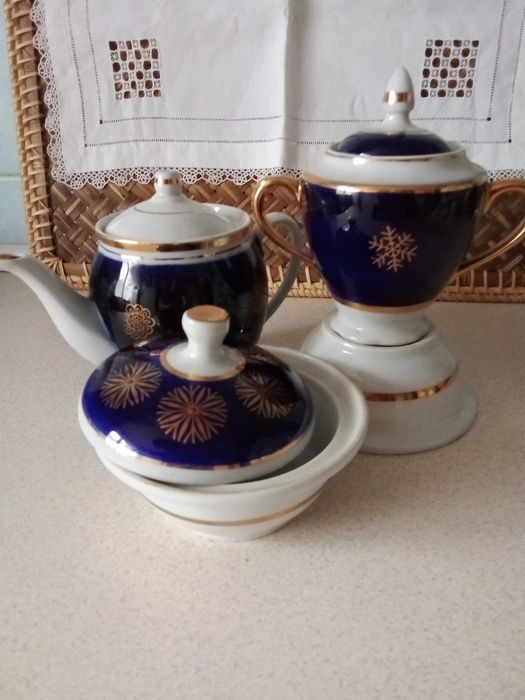 Чашечки,стаканы,остатки посуды