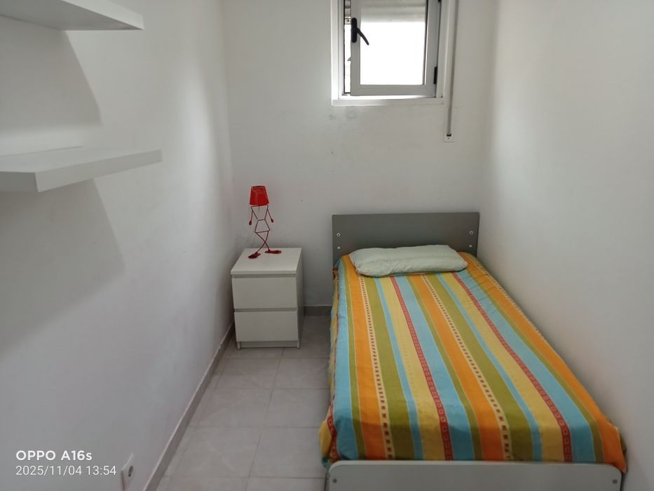 Arrenda-se quarto para solteiro (a)