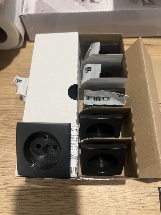 Berker B1 ramka, płytka czołowa antracyt, bialy aksamit