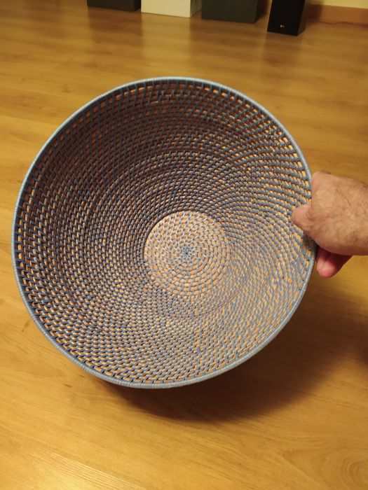 Cesto em verga tons azulado. Muito bom estado. Loja Área