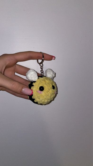 pszczoła brelok na szydełku