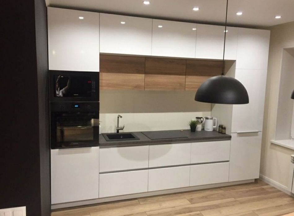 Кухня белая под потолок без ручек.Фасады крашеные , фасады акрил