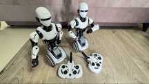 Dwa Roboty sterowane pilotem
