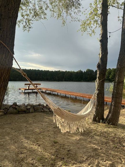 Domki nad jeziorem z linią brzegową. Prywatnt pomost oraz plaża