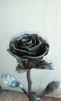 Róże róże z metalu