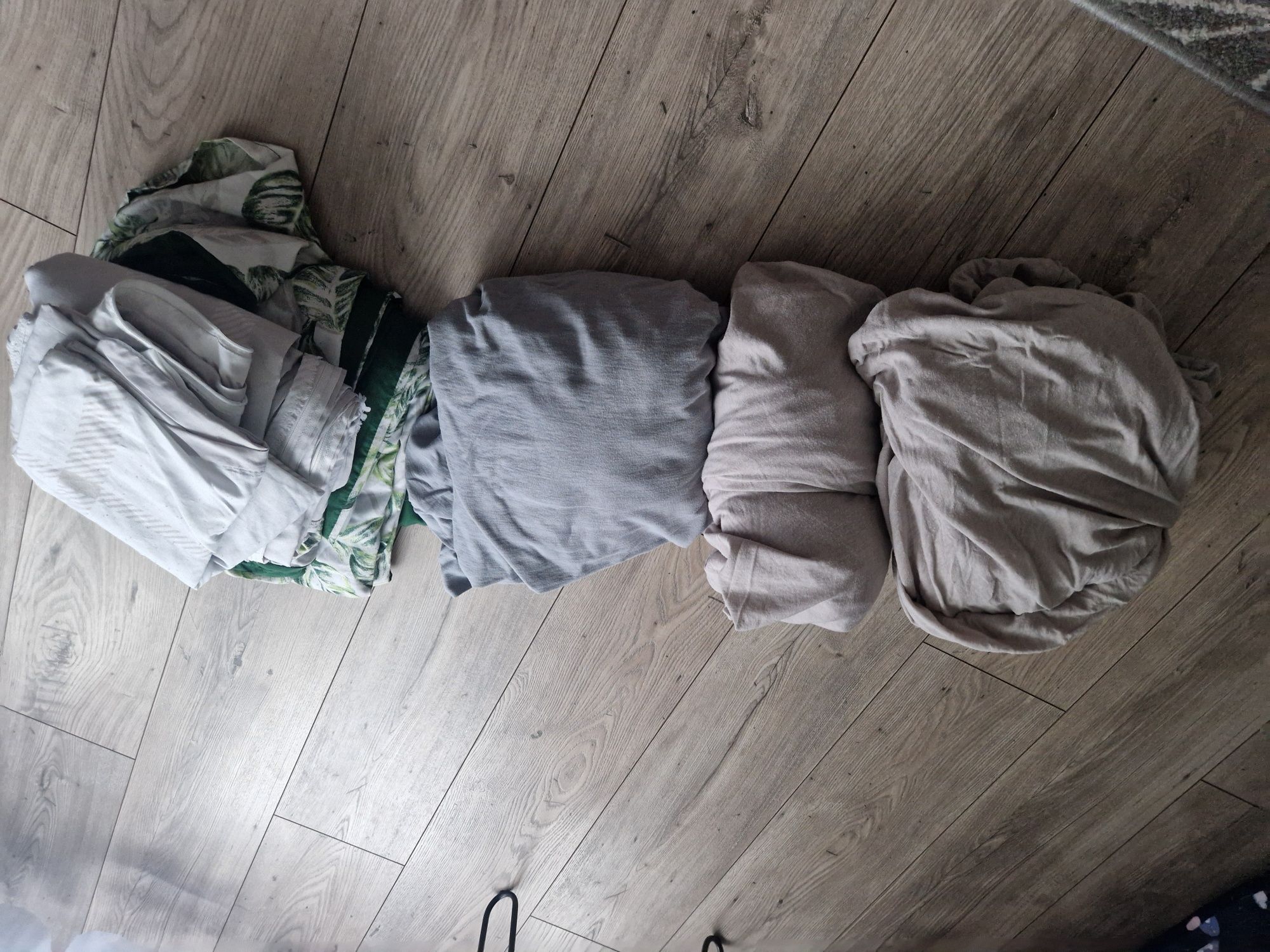 Oddam dwa komplety pościeli i trzy prześcieradła