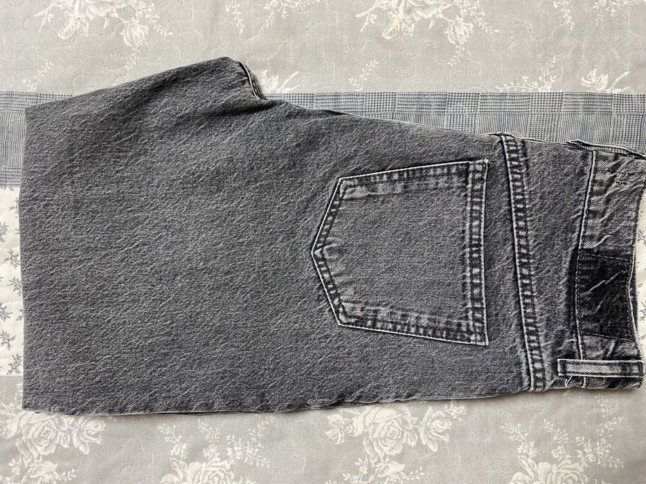 Продам джинсы МОМ Mango