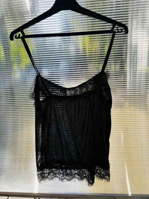 Zmysłowy komplet piżamowy: top i szorty z koronką