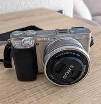 Фотоапарат Sony A6000 срібного кольору з об'єктивом 15-60