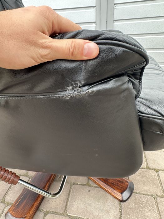 Відпочинкове поворотне крісло реклайнер на деревʼяній основі