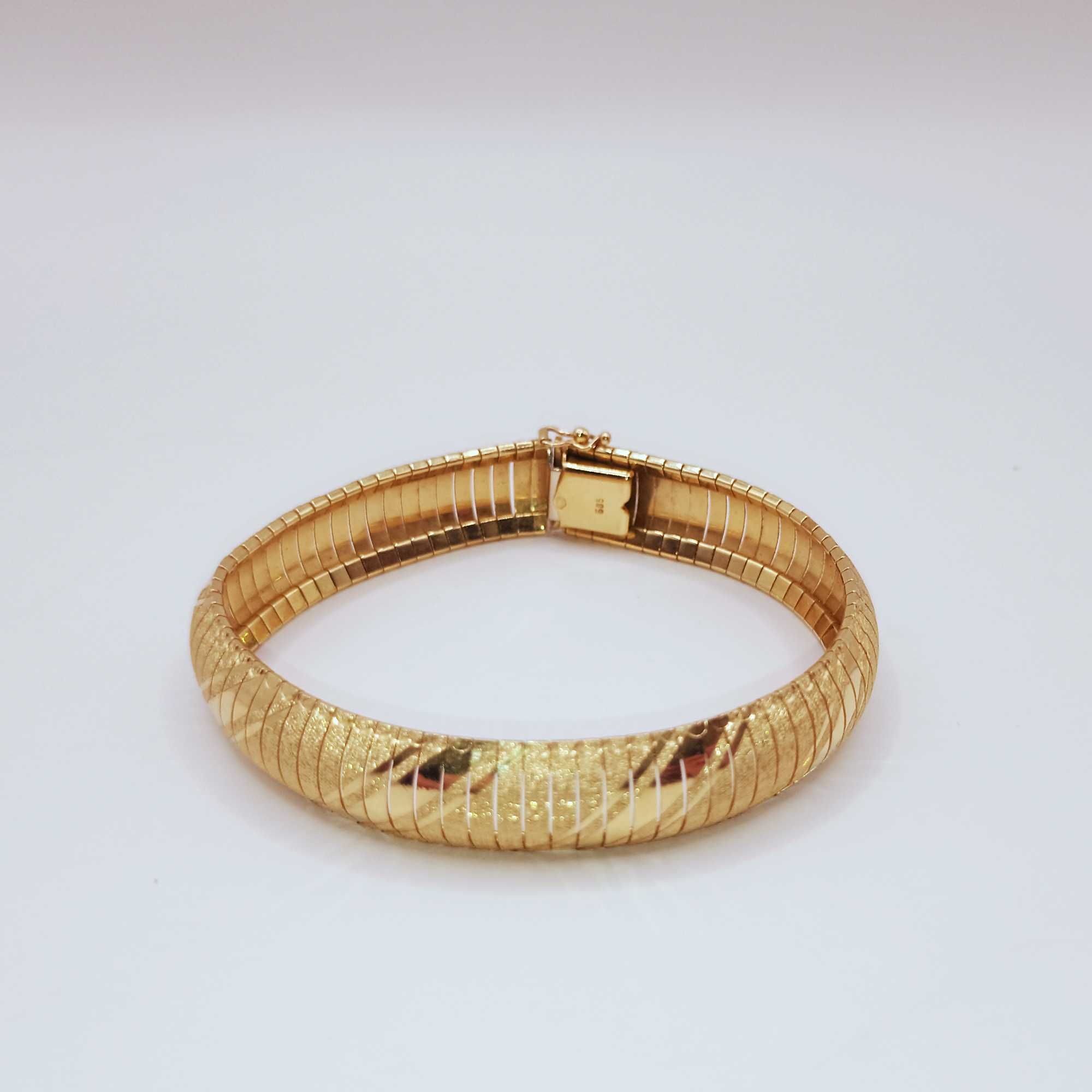 Złota bransoletka bangle z egipskim wzorem pr. 585, 26,25g. 19cm.