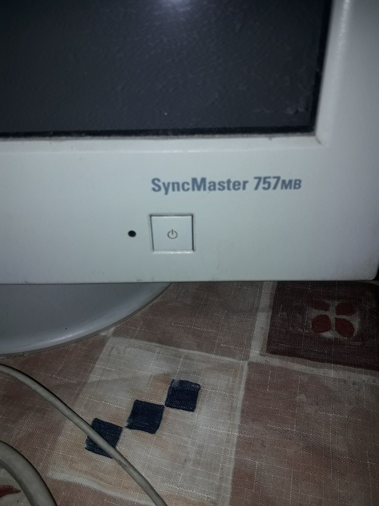Монитор SAMSUNG Sync Master 757 MB .