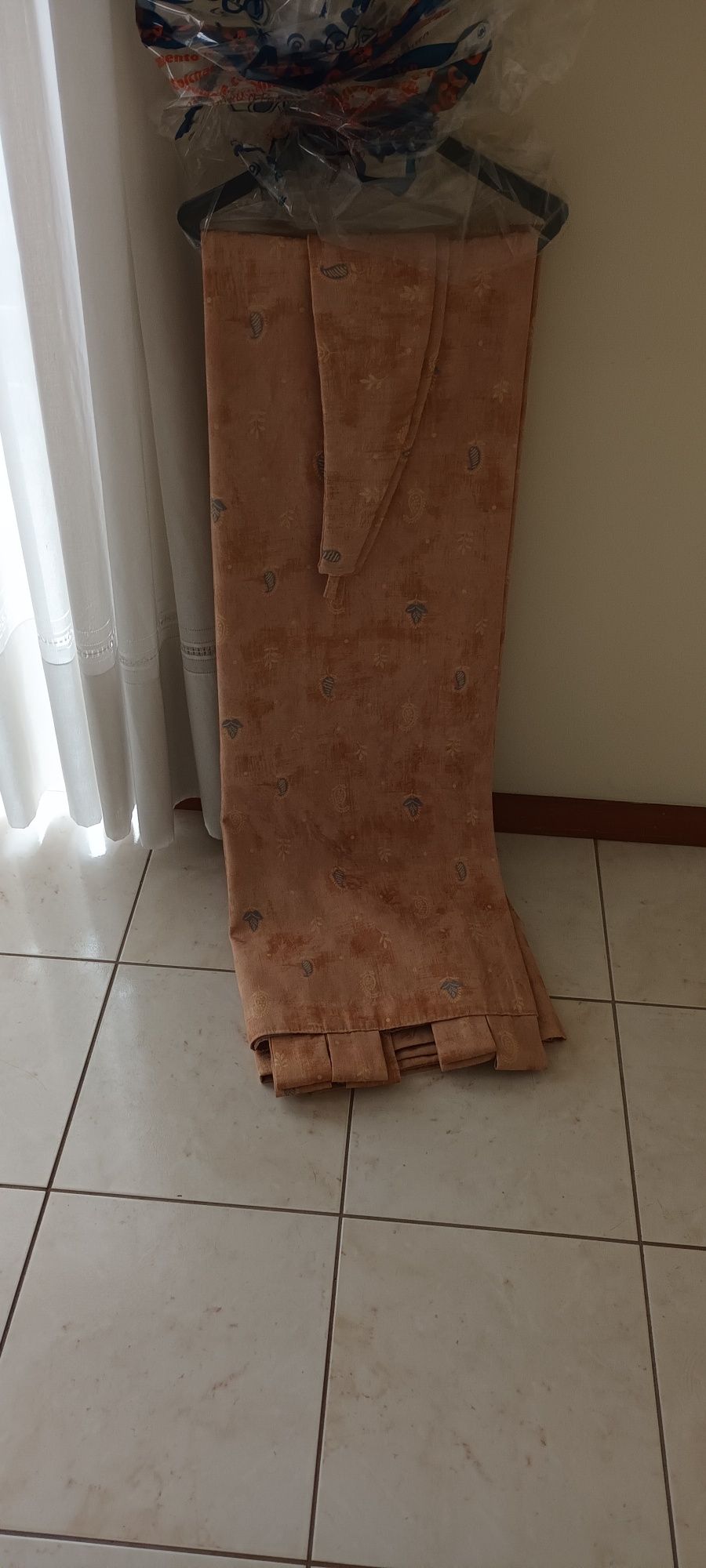 Cortinado de sala, com sombra